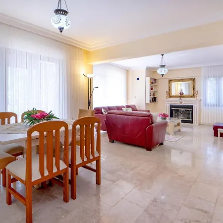 Hotel Oeluedenizde Bir *